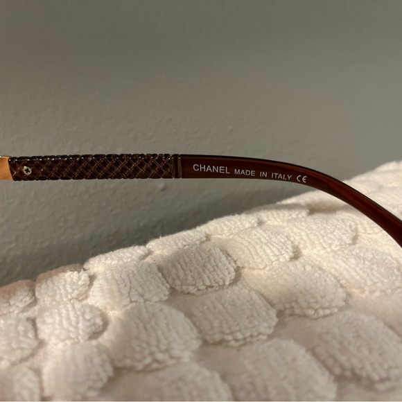 CHANEL Brown Aviator Sunglasses with Textured Arms - Picture 2 of 6